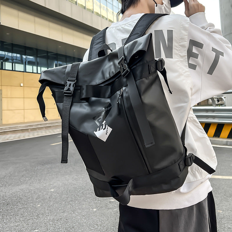 Grosser Rucksack mit geschwungener Kante