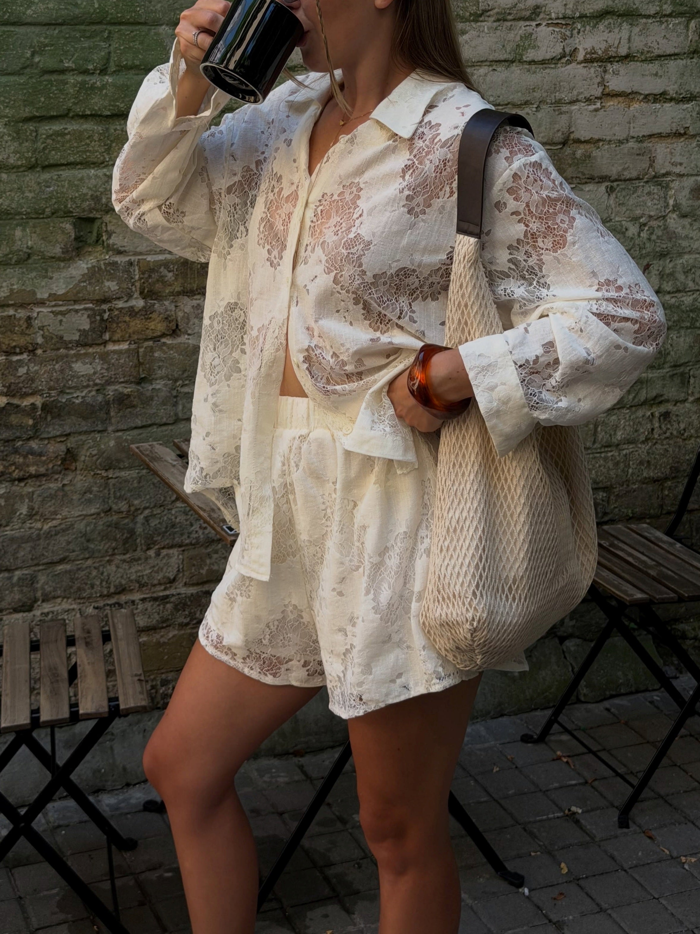 Florales Spitzen-Set: Oversized Hemd & Shorts