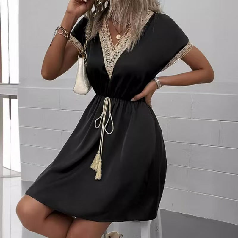 Spitzenbesetztes V-Ausschnitt Kleid