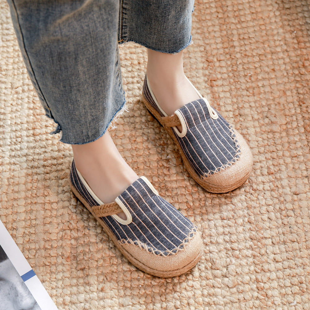 Weisse Leinen-Sneaker mit Streifen