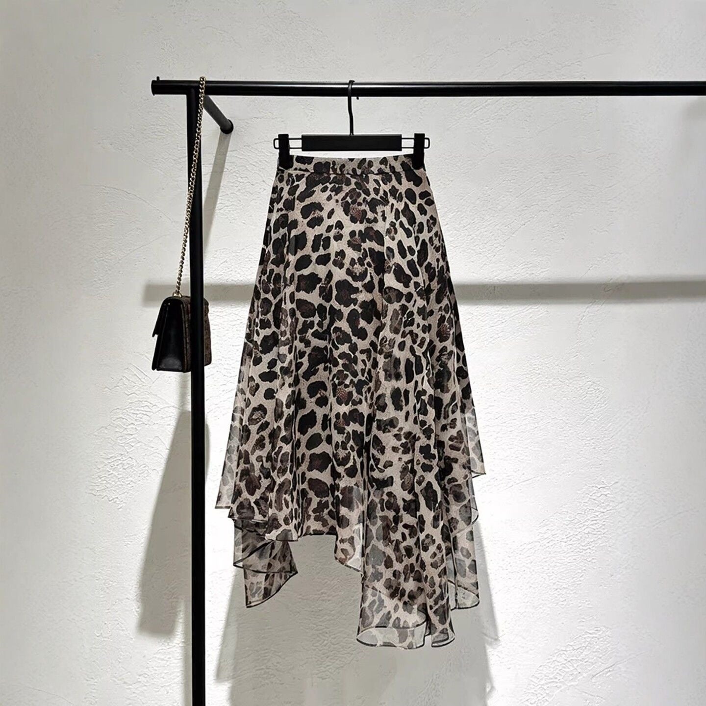 Midi-Kleid mit Rüschen und Leopardenmuster