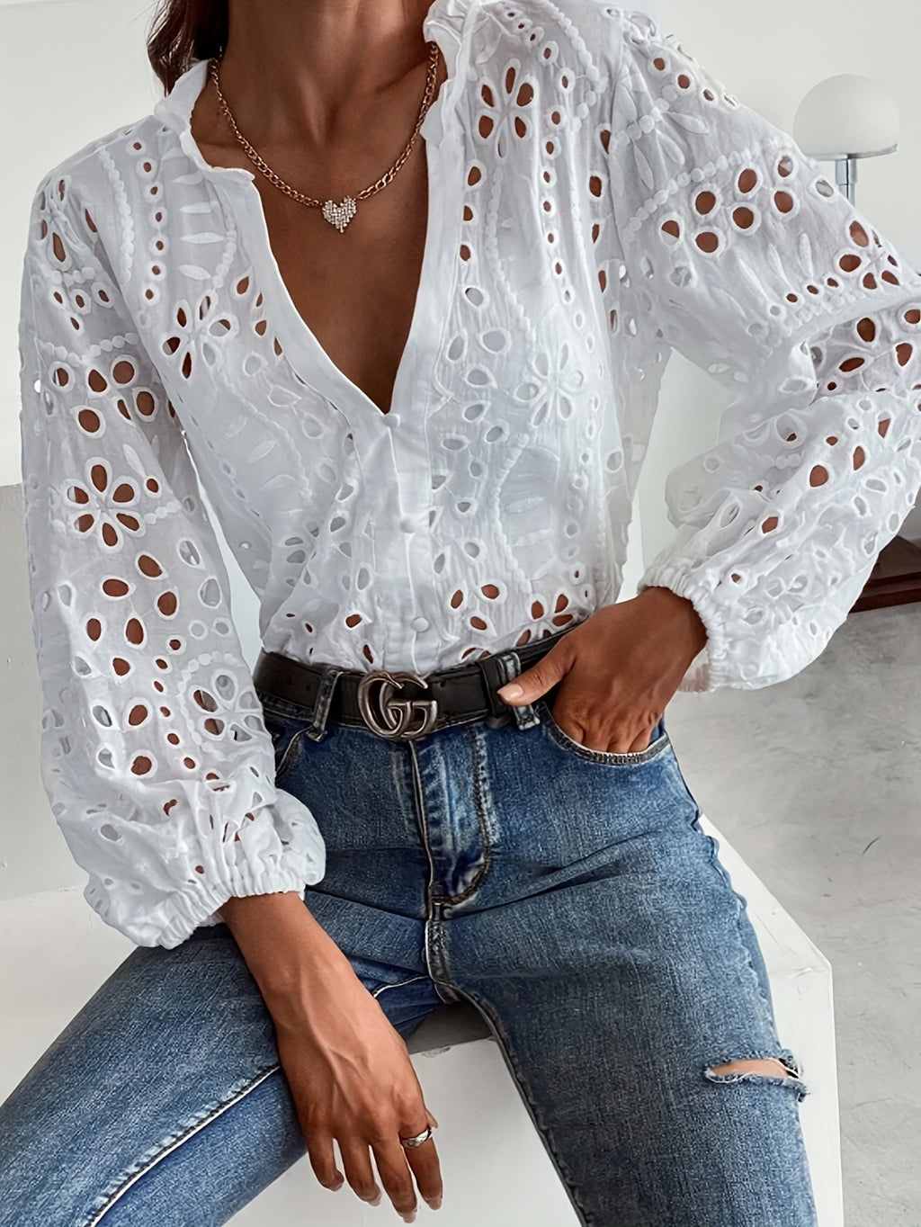 Damen Bluse Weiss mit Lochstickerei – Bild 2 | LuxeStyle