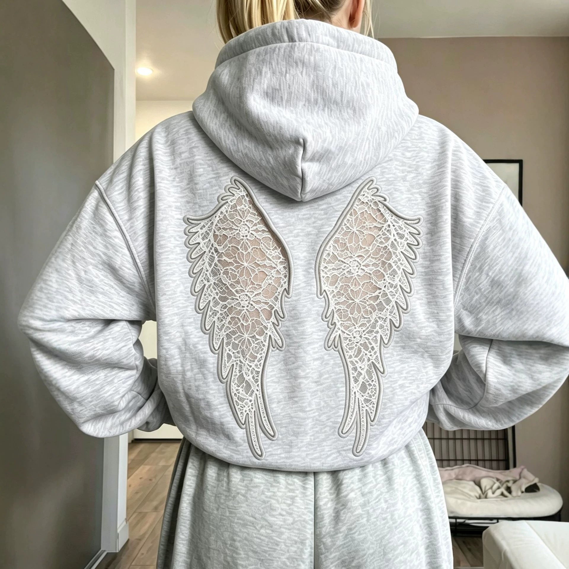 Sweatshirt mit Spitze und Flügel-Stickerei