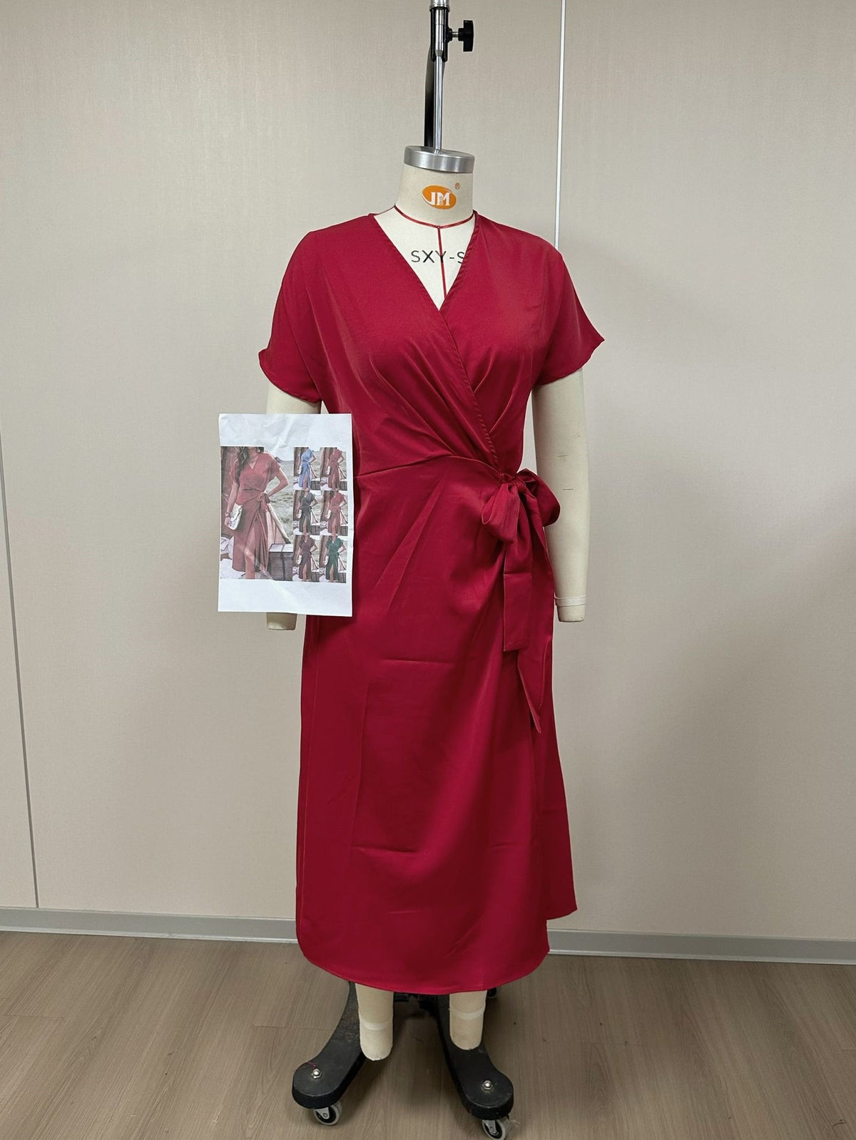 Wickelkleid mit Schnürgürtel – Bild 6 | LuxeStyle