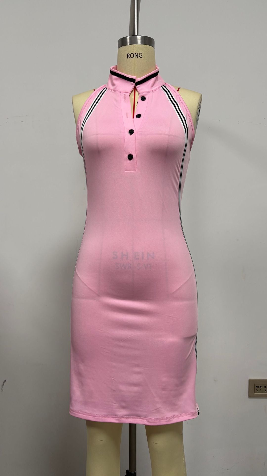 Gestreiftes Mini-Kleid mit hohem Taillenschnitt – Bild 6 | LuxeStyle