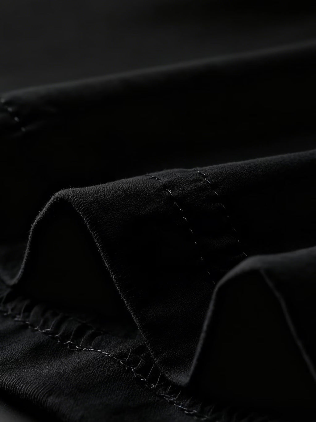 Gemustertes langes Kleid mit V-Ausschnitt