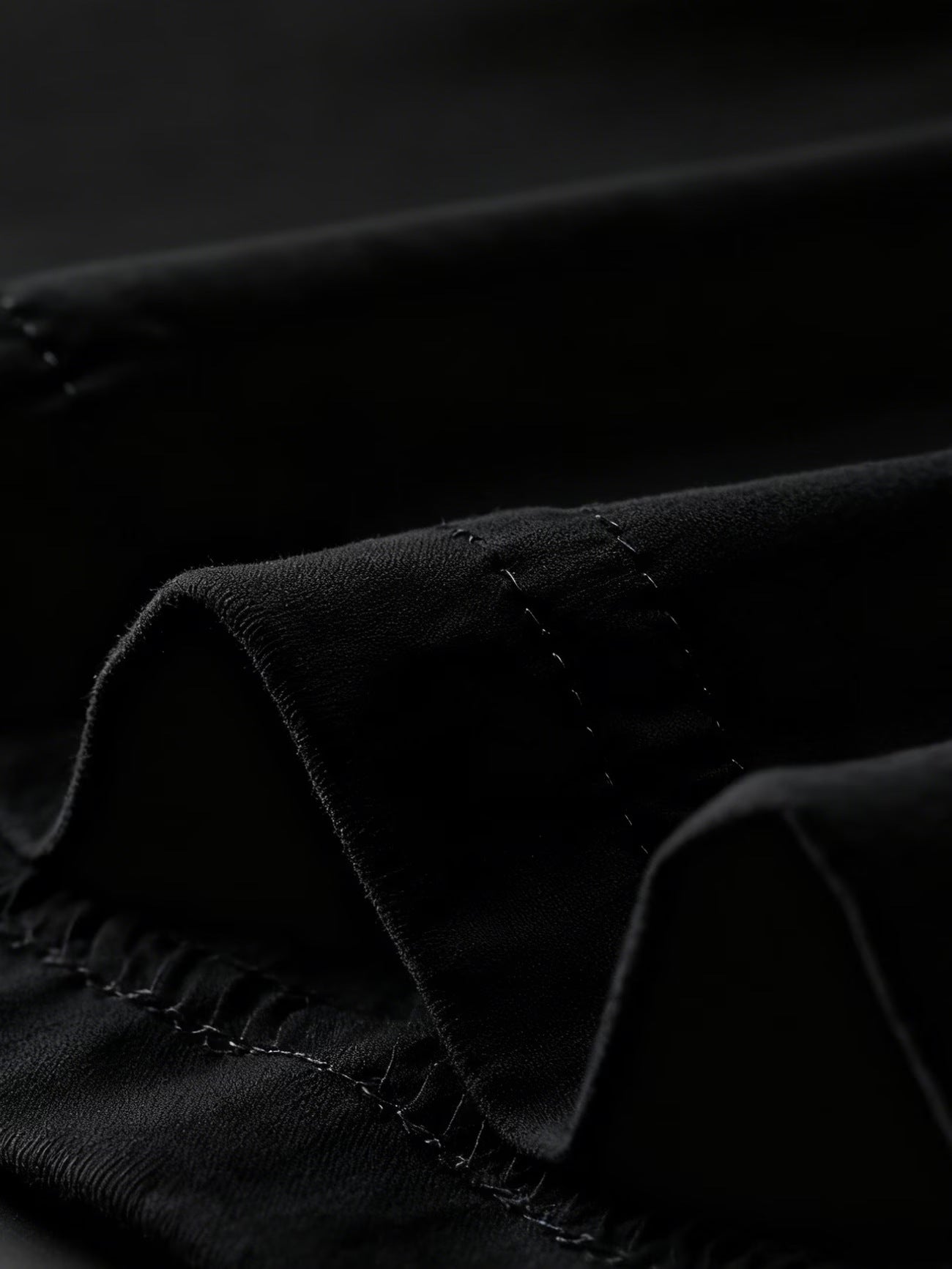 Gemustertes langes Kleid mit V-Ausschnitt