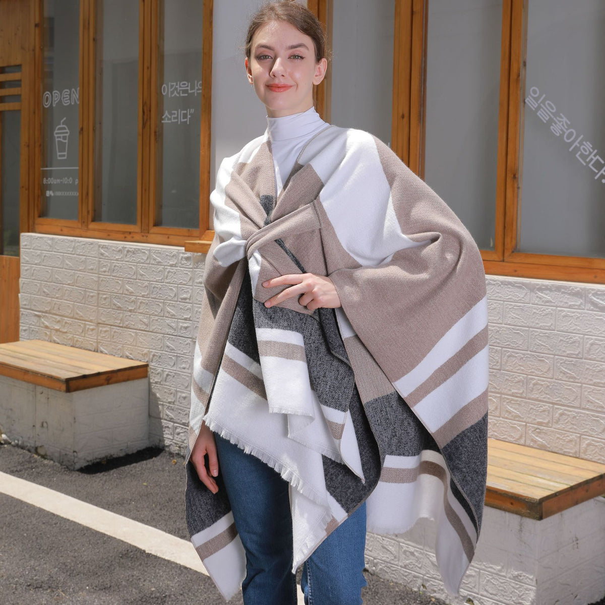 Gestreifter Jacquard-Wickelschal mit Quasten | LuxeStyle