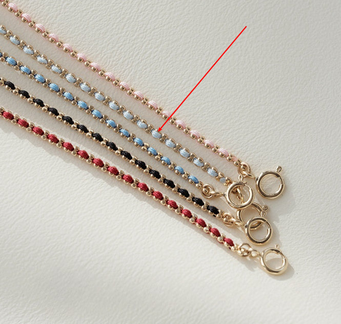 Geflochtenes Armband mit rotem Faden – Bild 6 | LuxeStyle