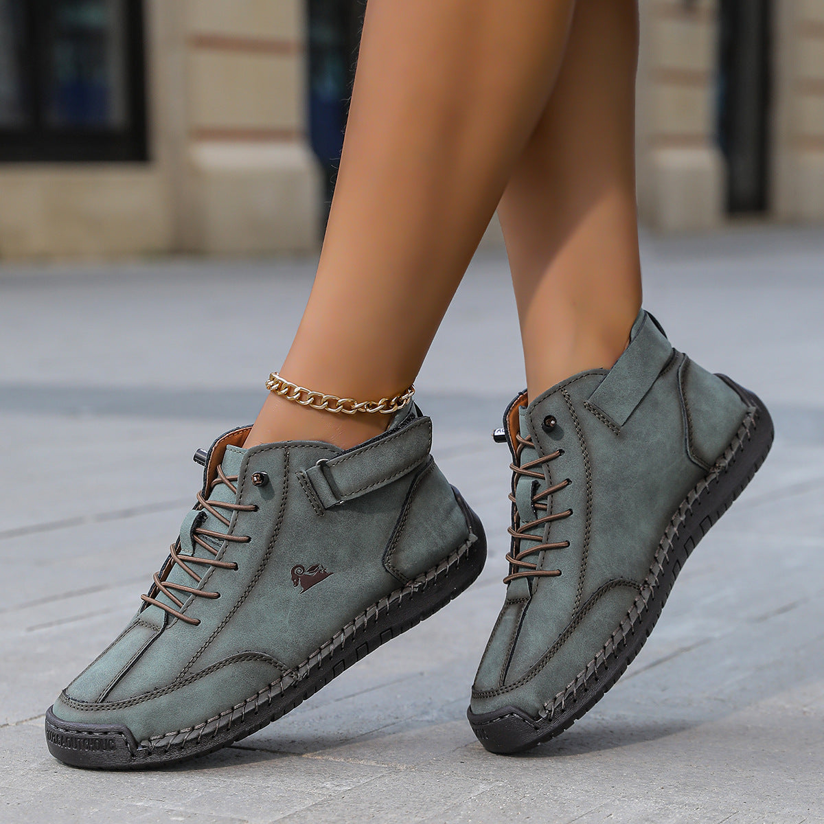 Flache Damen-Stiefeletten im Dr. Martens Stil