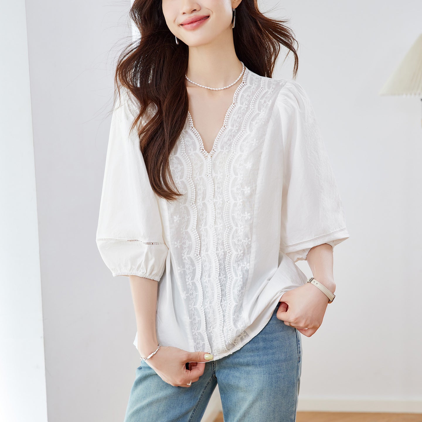 Elegante V-Neck Bluse mit Spitze und Lochstickerei