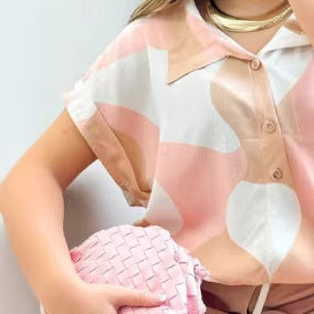 Kurzes Damen-Shirt mit geometrischem Print – Bild 4 | LuxeStyle