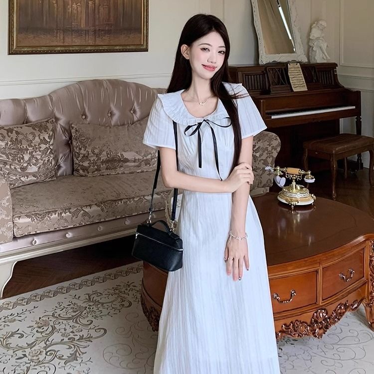 Französisches Chic-Kleid mit Spitze und Taillenschnürung