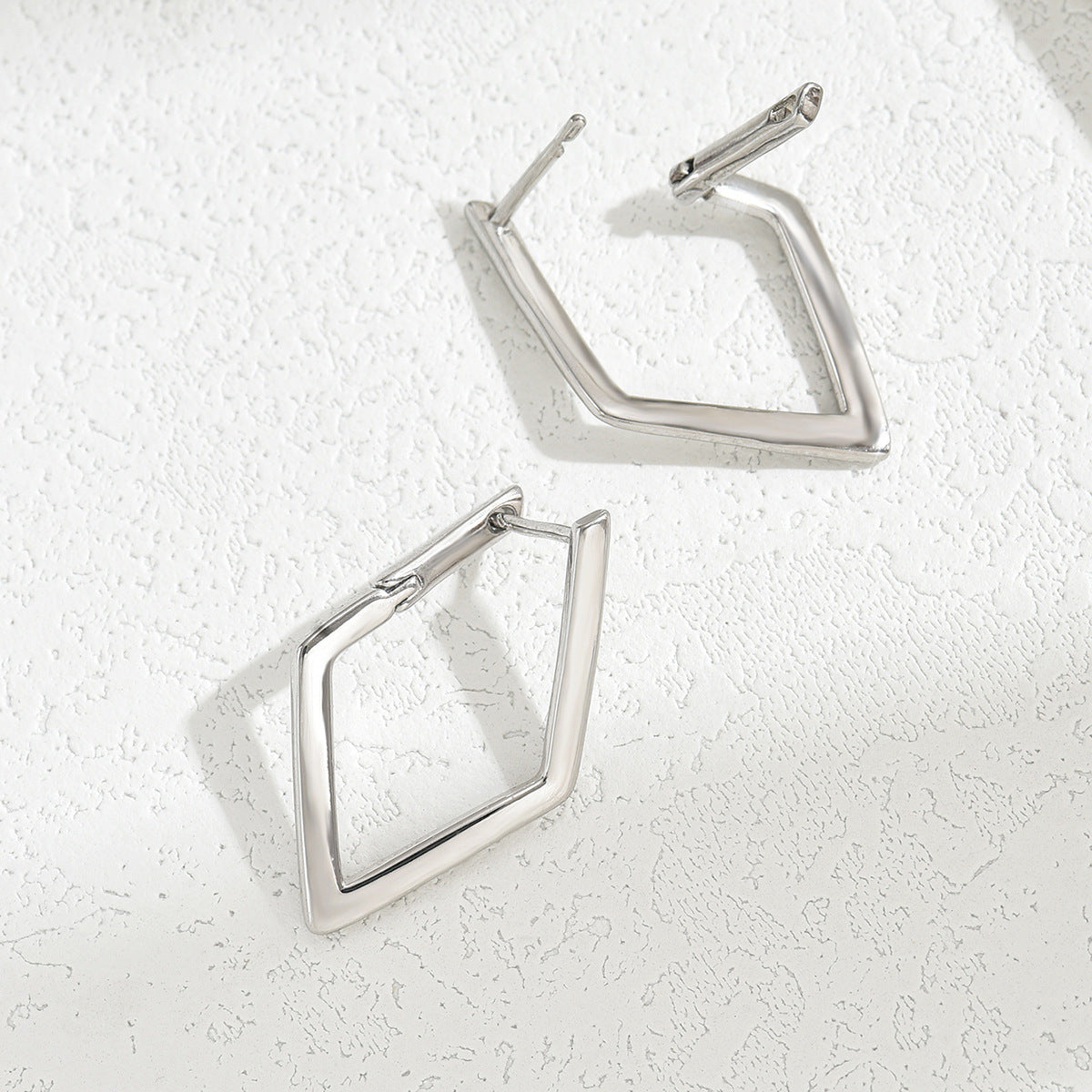Minimalistische geometrische Ohrstecker
