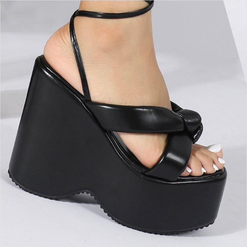 Sandalen mit Keilabsatz und Plateau – Bild 4 | LuxeStyle