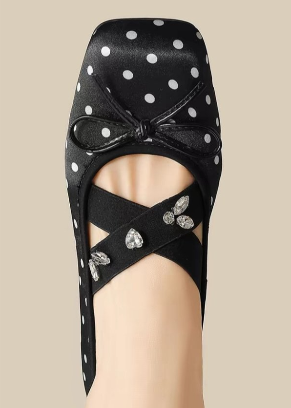 Elegante Satin-Ballerinas mit Keilabsatz