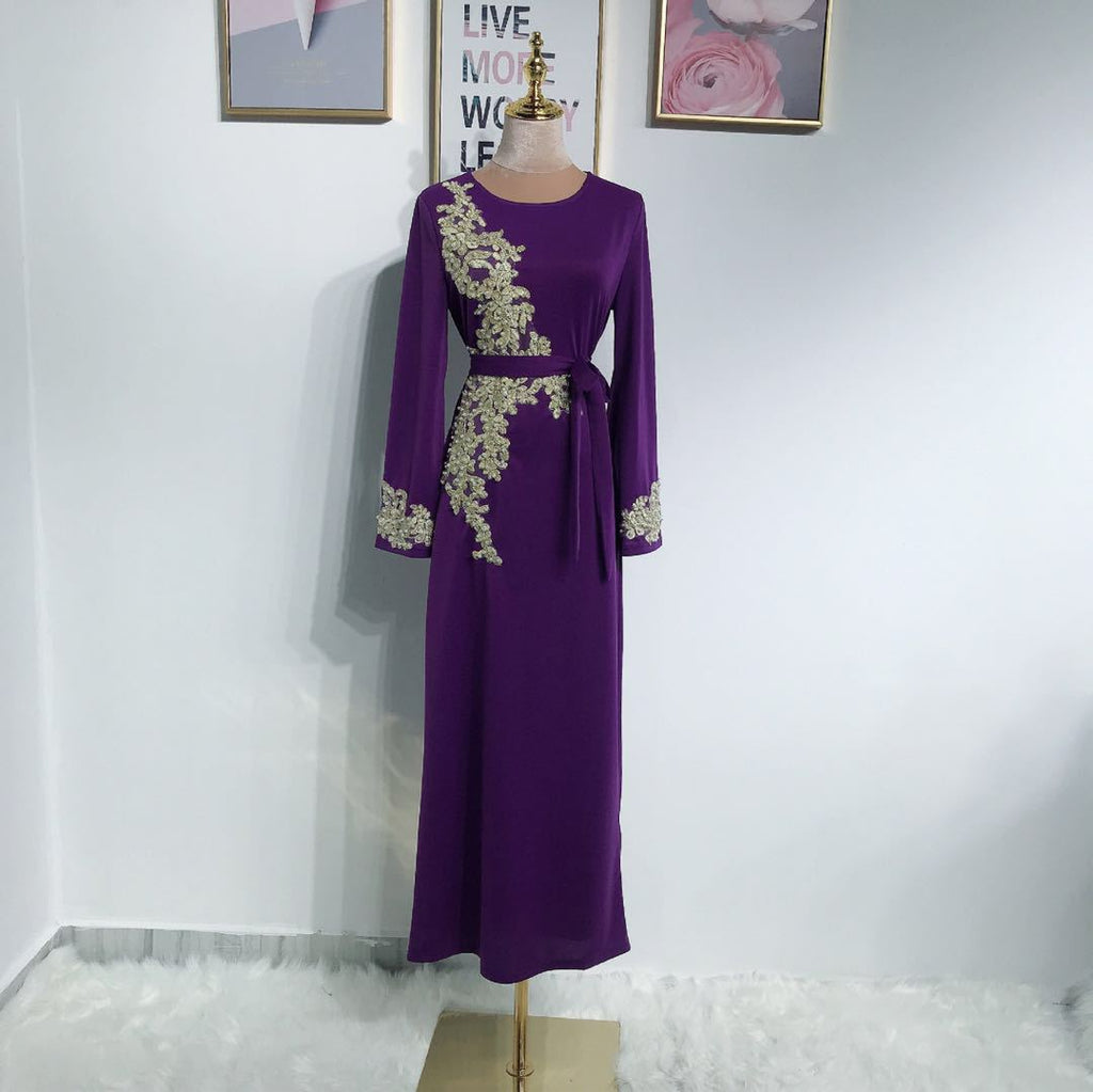 Elegantes Abendkleid mit Stickereien