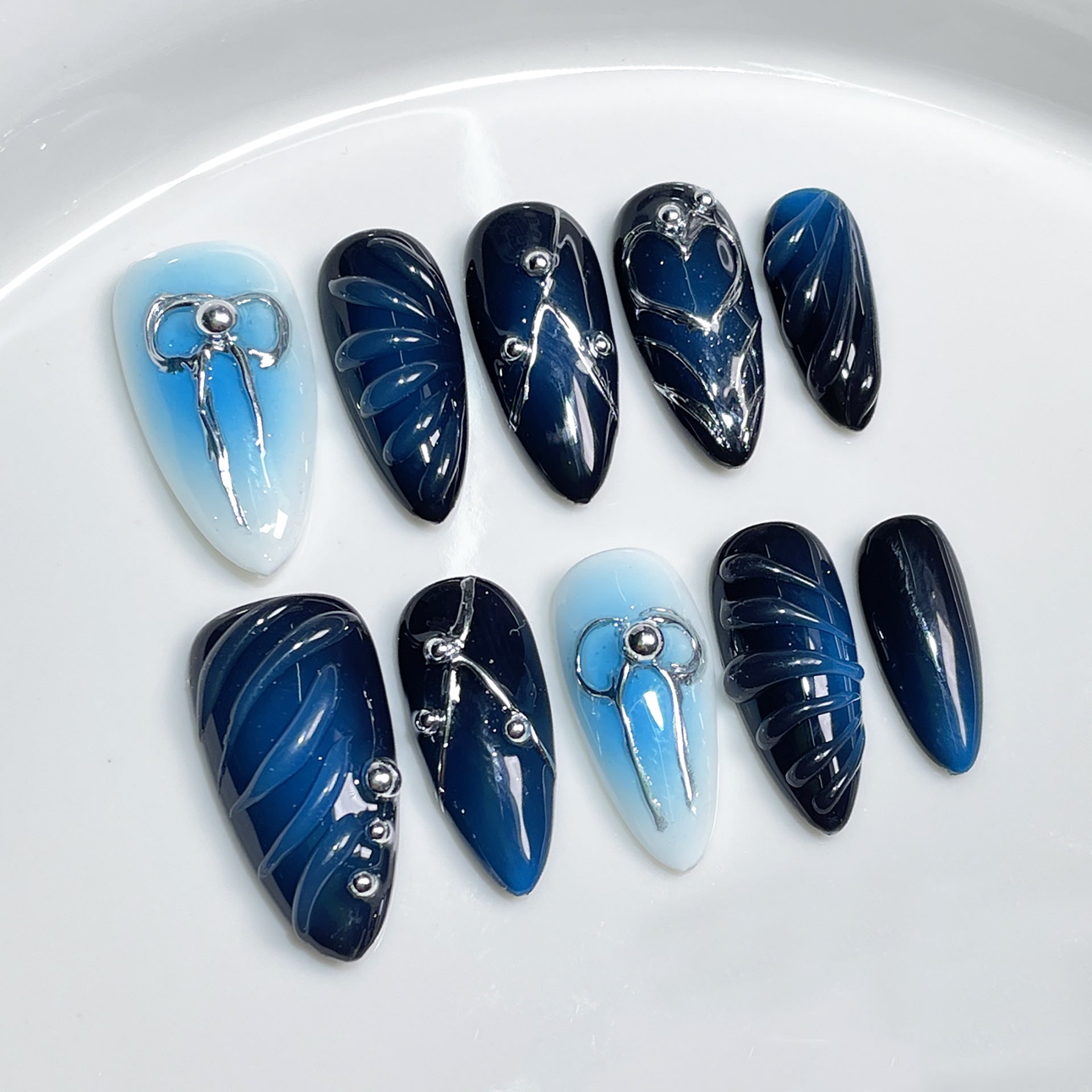 Handbemalte Nägel: Herz & Schleife in Blau