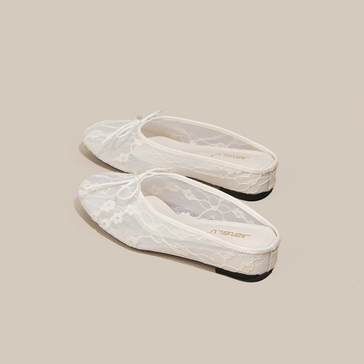 Spitzen-Slipper mit Schleife und Keilabsatz