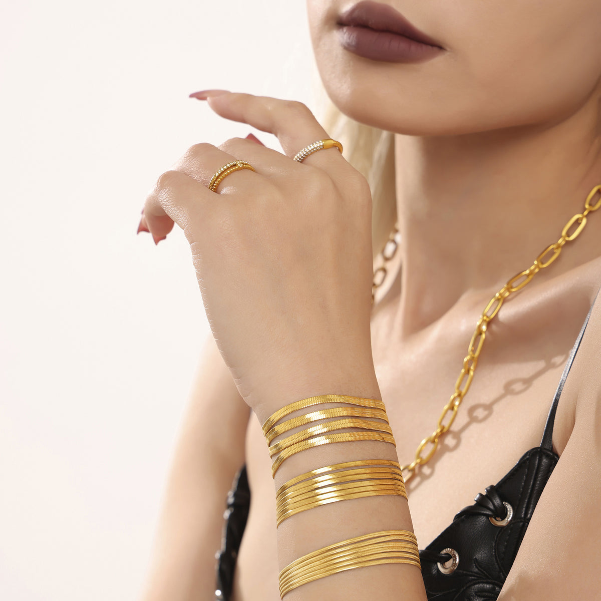 Mehrreihiges Titan-Armband für Damen – Bild 3 | LuxeStyle