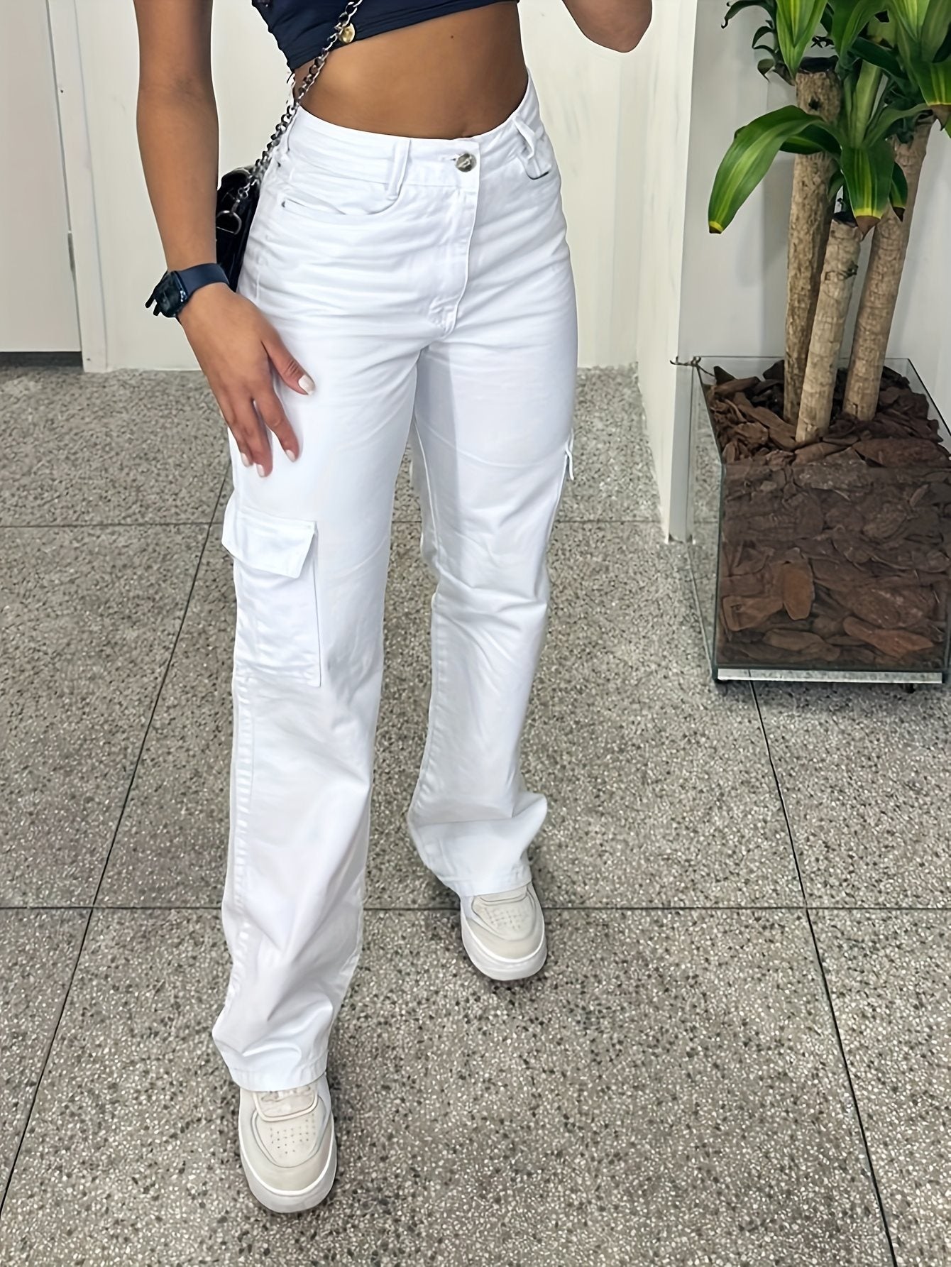 Weisse Overalls mit 3D-Taschen