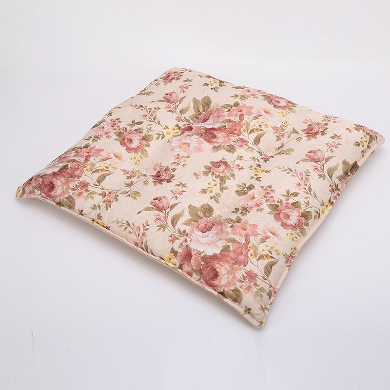 Kissen mit Blumenmuster und Bindegürtel