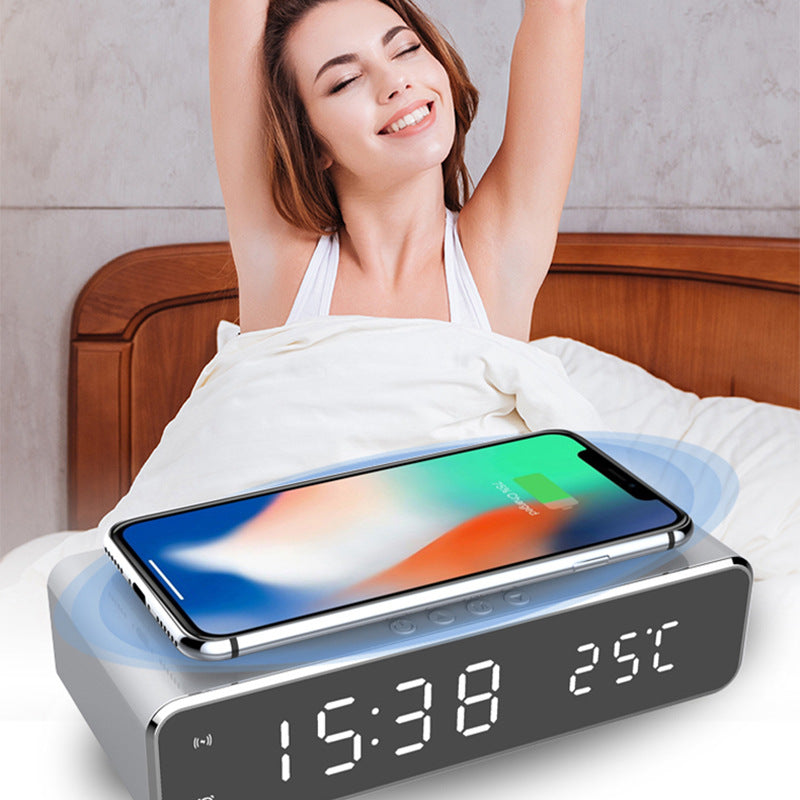 LED Wecker mit kabelloser Ladefunktion