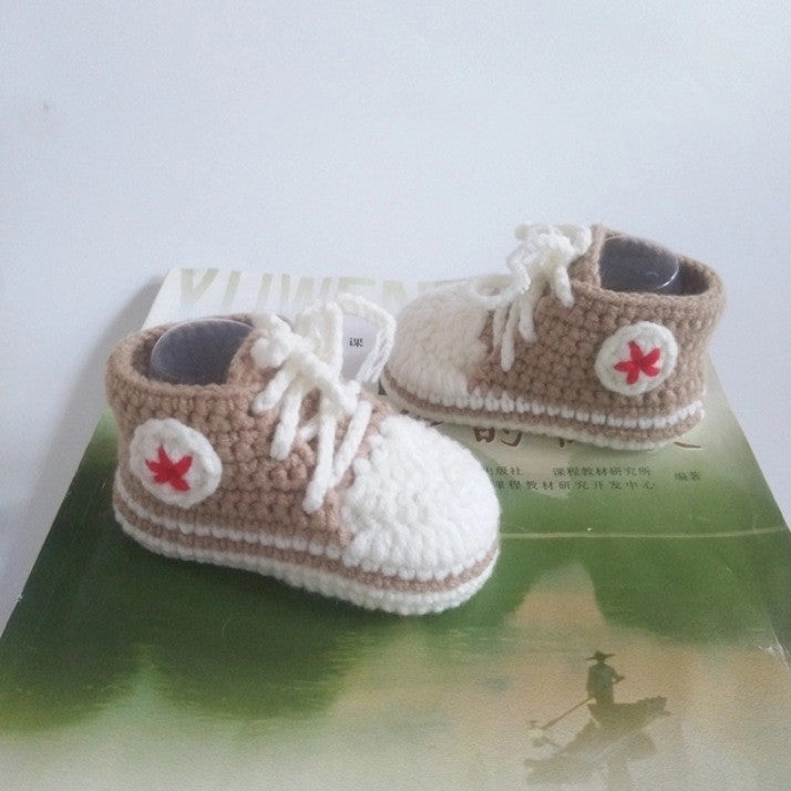 Handgestrickte Baby-Boots mit Weichsohlen