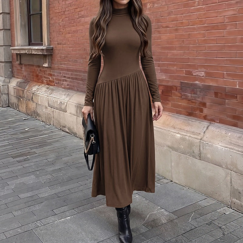 Asymmetrisches Plisseekleid mit Langarm und Stehkragen