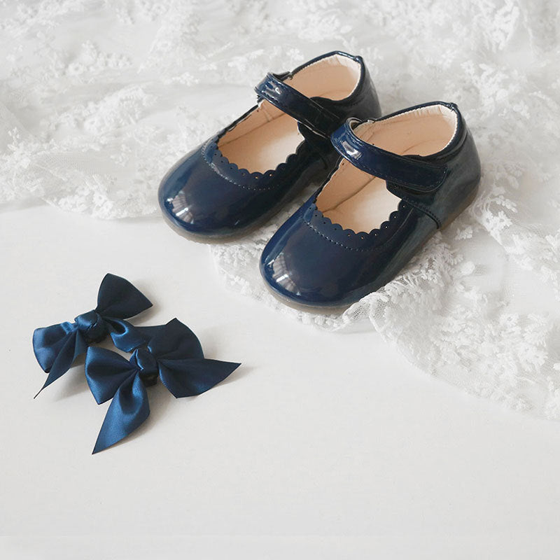 Weisse Mädchen Schuhe mit Schleife