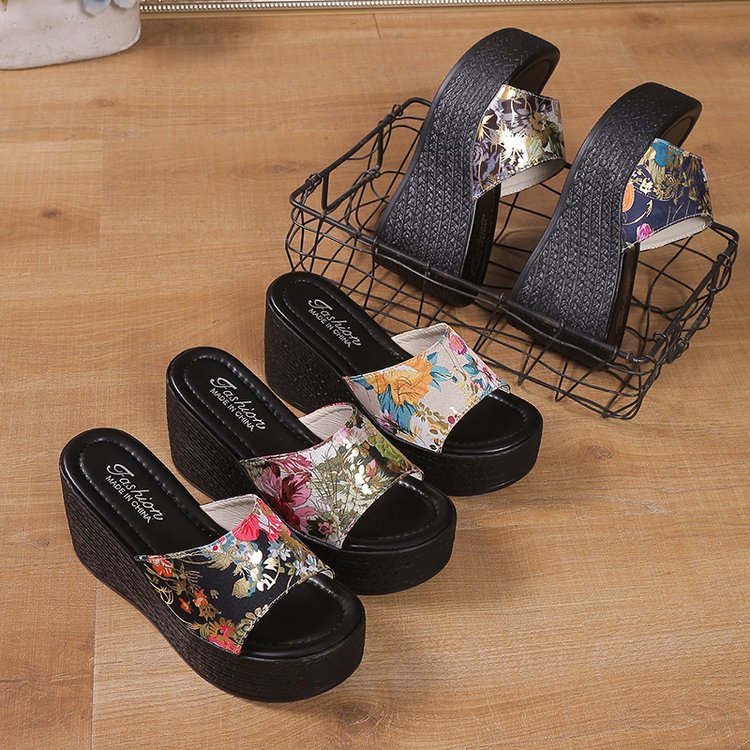 Keilabsatz-Sandalen mit Plateau
