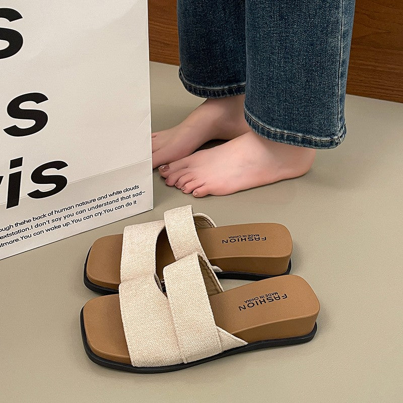 Keile-Slide-Sandalen mit Kreuzriemen