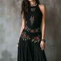 Figurschmeichelndes Kleid mit asymmetrischem Saum