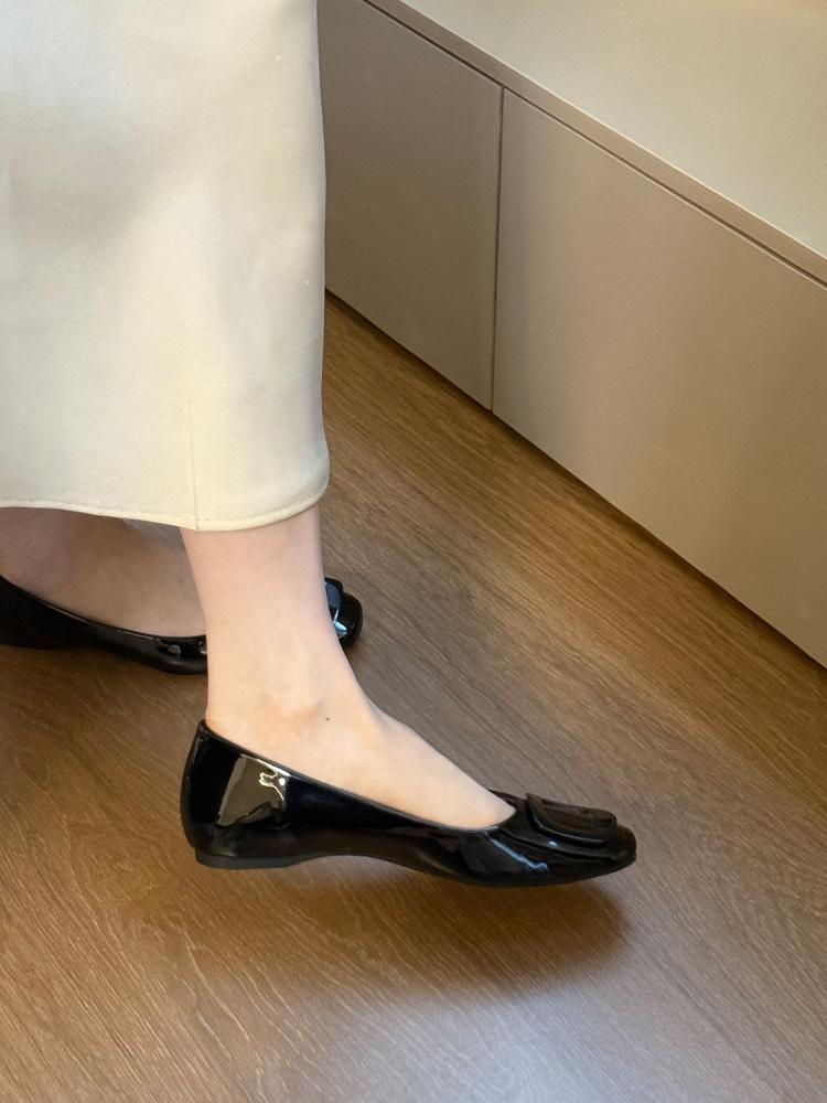 Lackleder Flats mit eckiger Zehenpartie