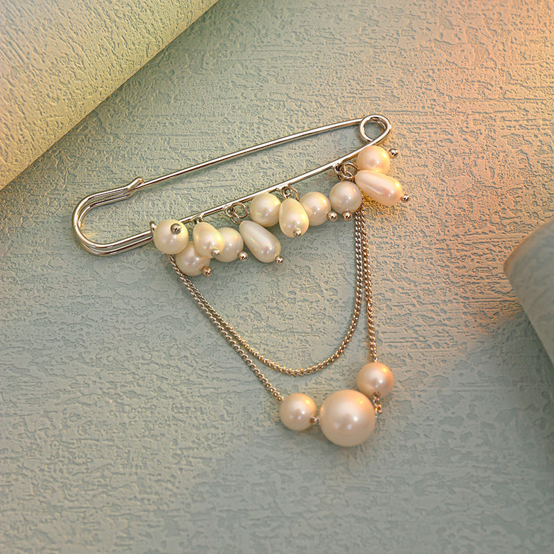 Perlenbrosche mit Kette – Bild 6 | LuxeStyle