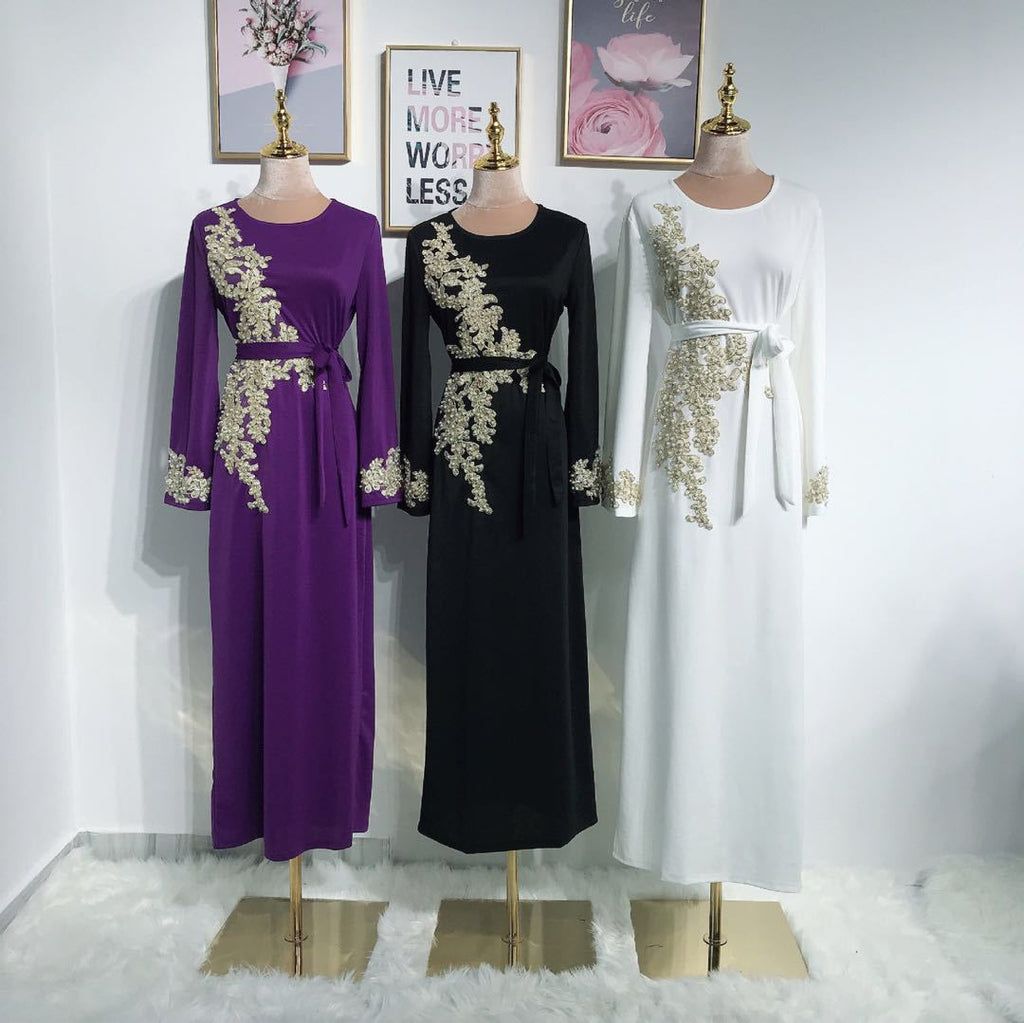 Elegantes Abendkleid mit Stickereien