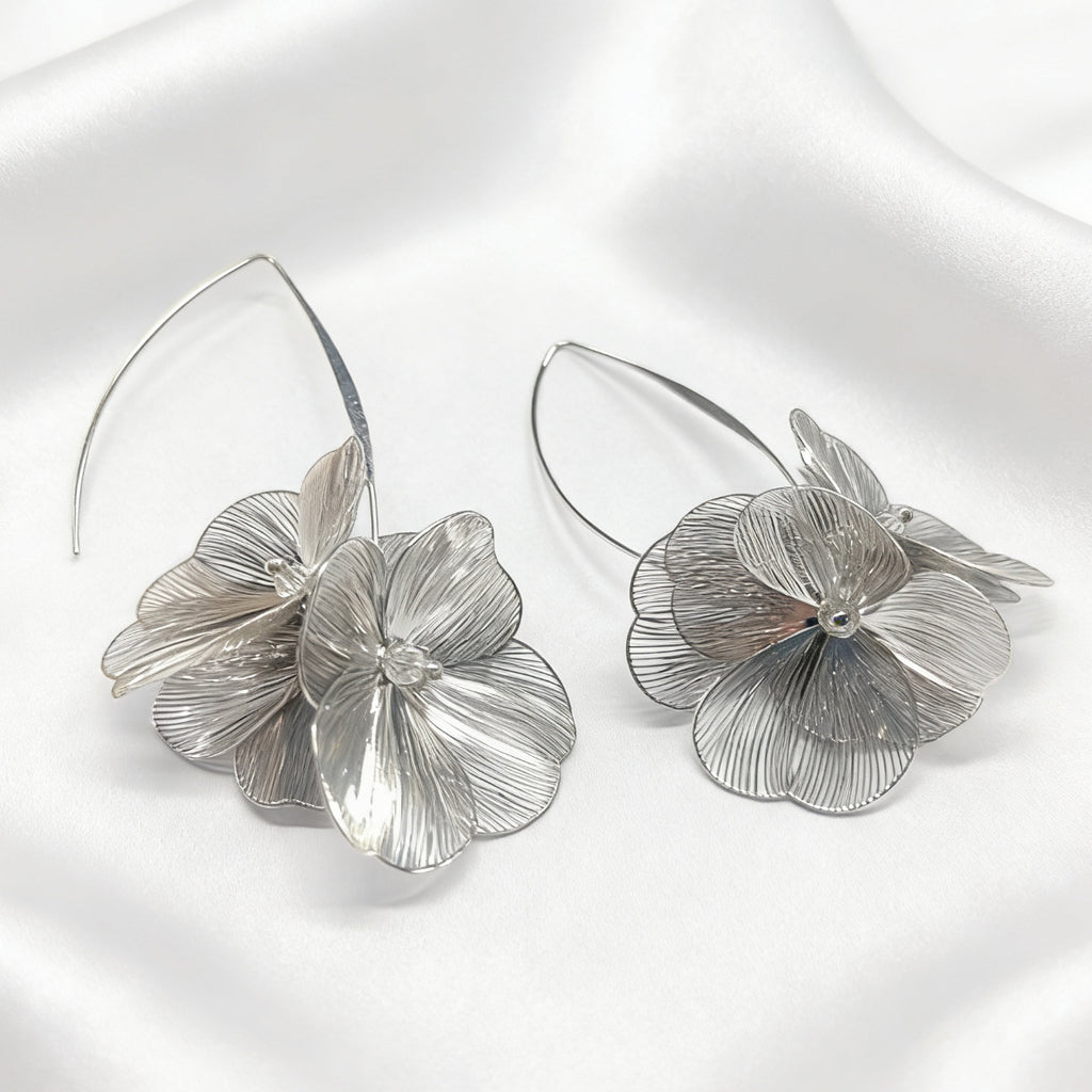 Ohrstecker mit hohlem Blumen-Design