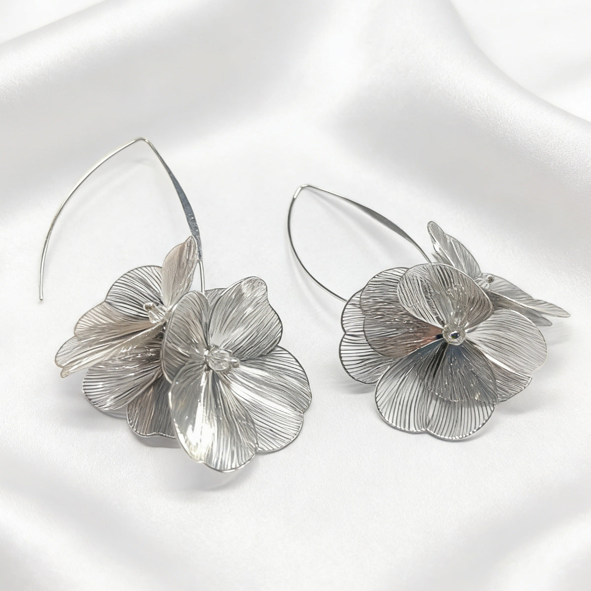 Ohrstecker mit hohlem Blumen-Design