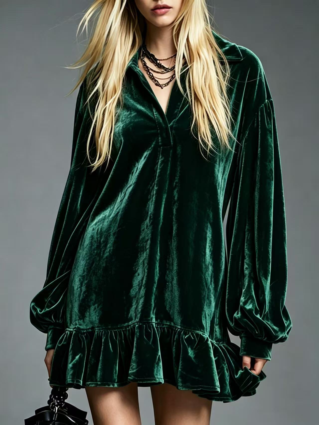 Samtkleid mit Rüschensaum