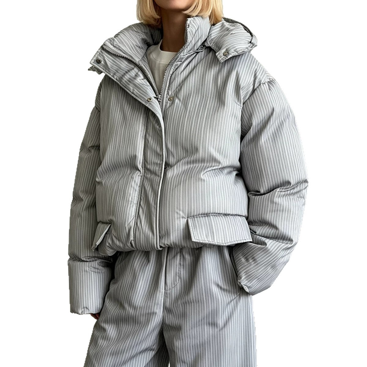 Weisser Strickmantel mit Streifen und Punkten – Bild 8 | LuxeStyle
