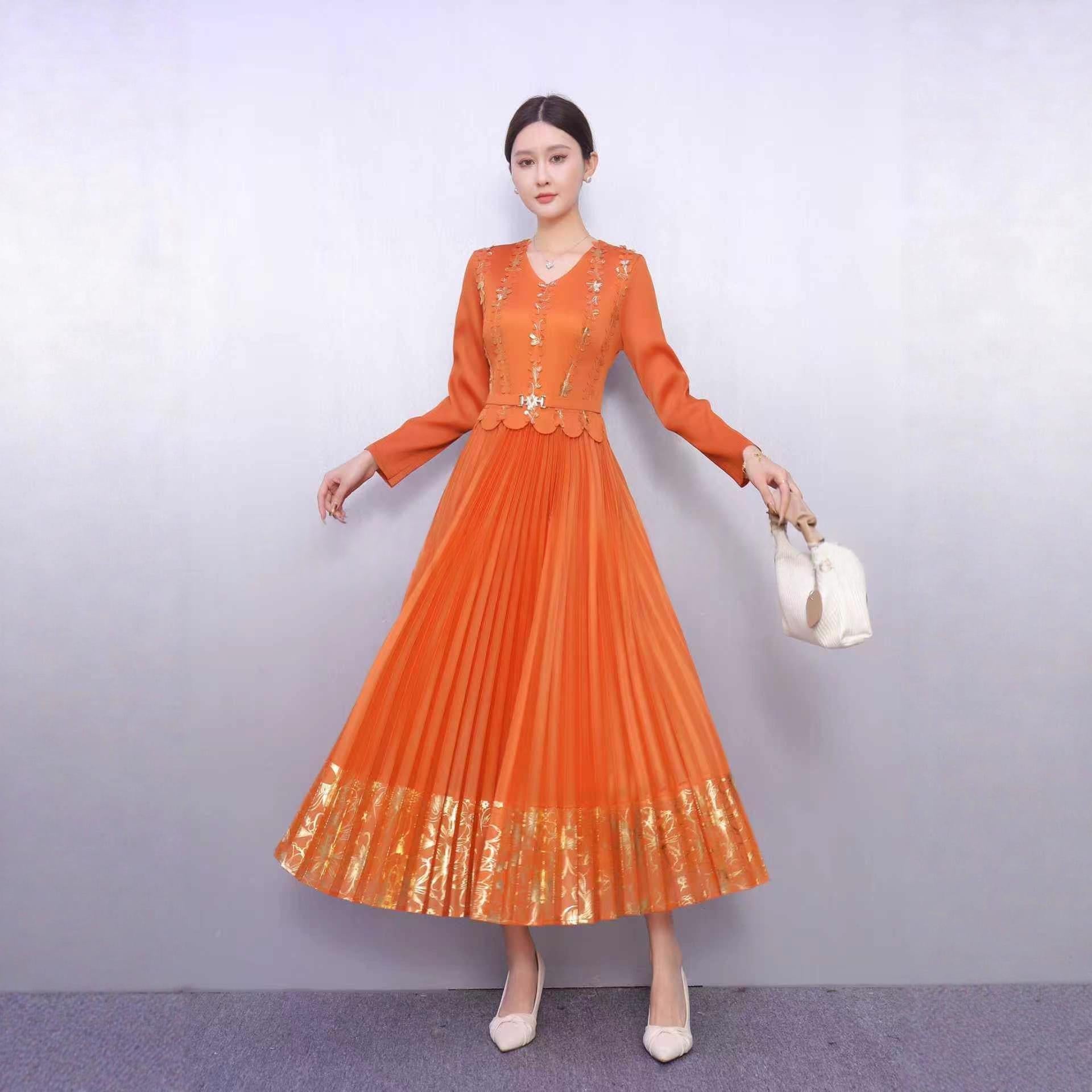 Elegantes, locker geschnittenes Kleid