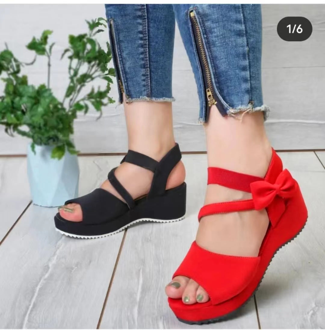 Keilabsatz-Sandalen aus Wildleder mit Peep Toe – Bild 2 | LuxeStyle