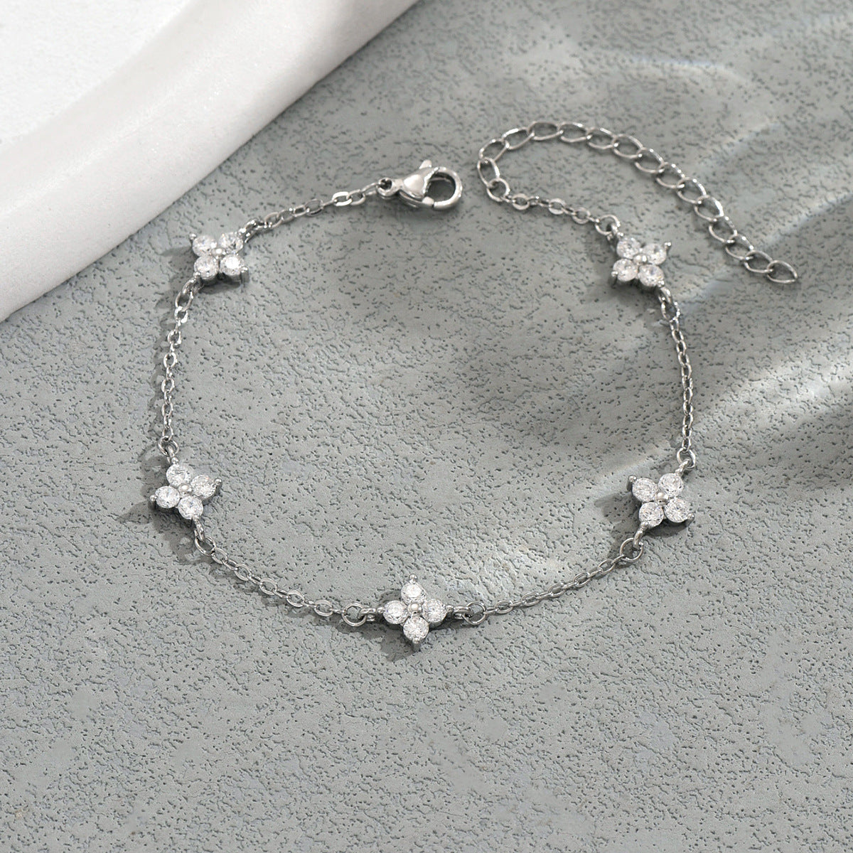 Armband mit geometrischem Vierblatt-Klee und Zirkonia