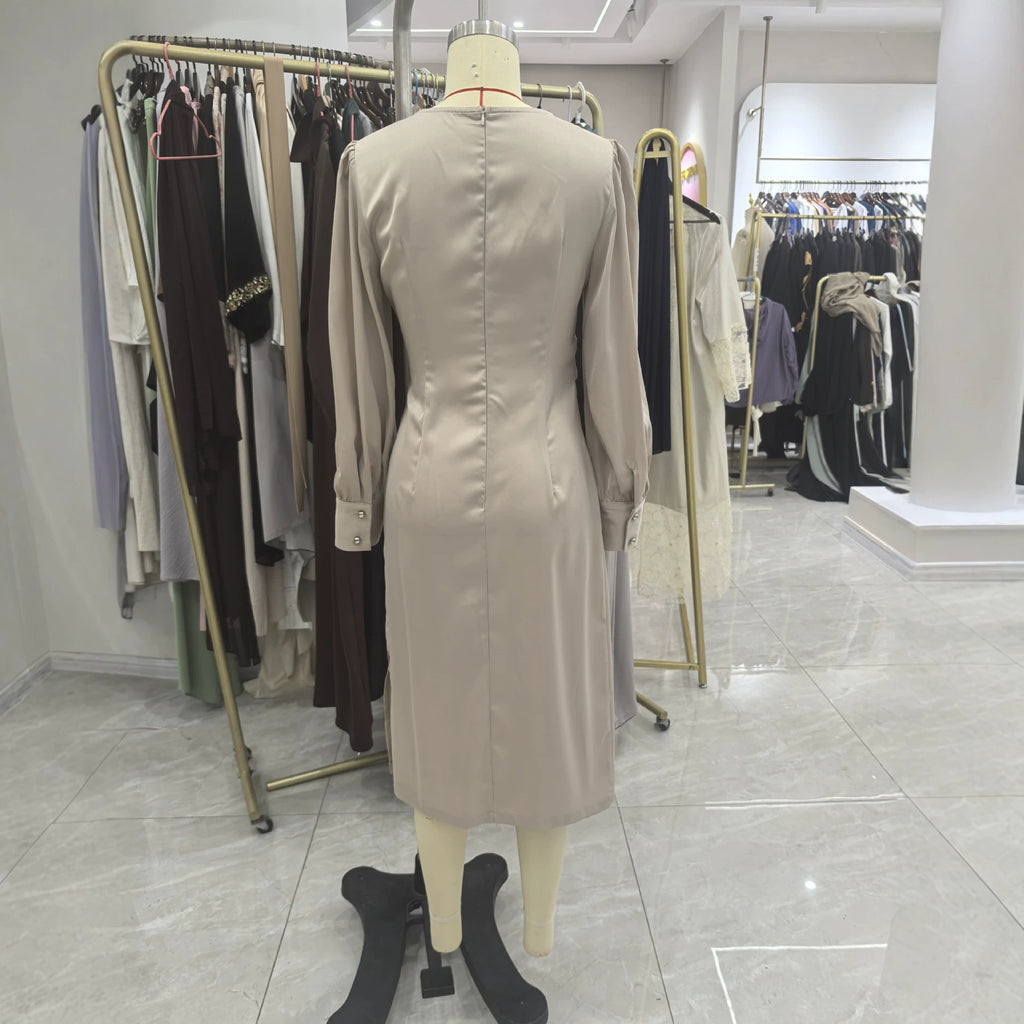 Elegantes Satin-Kleid mit Puffärmeln