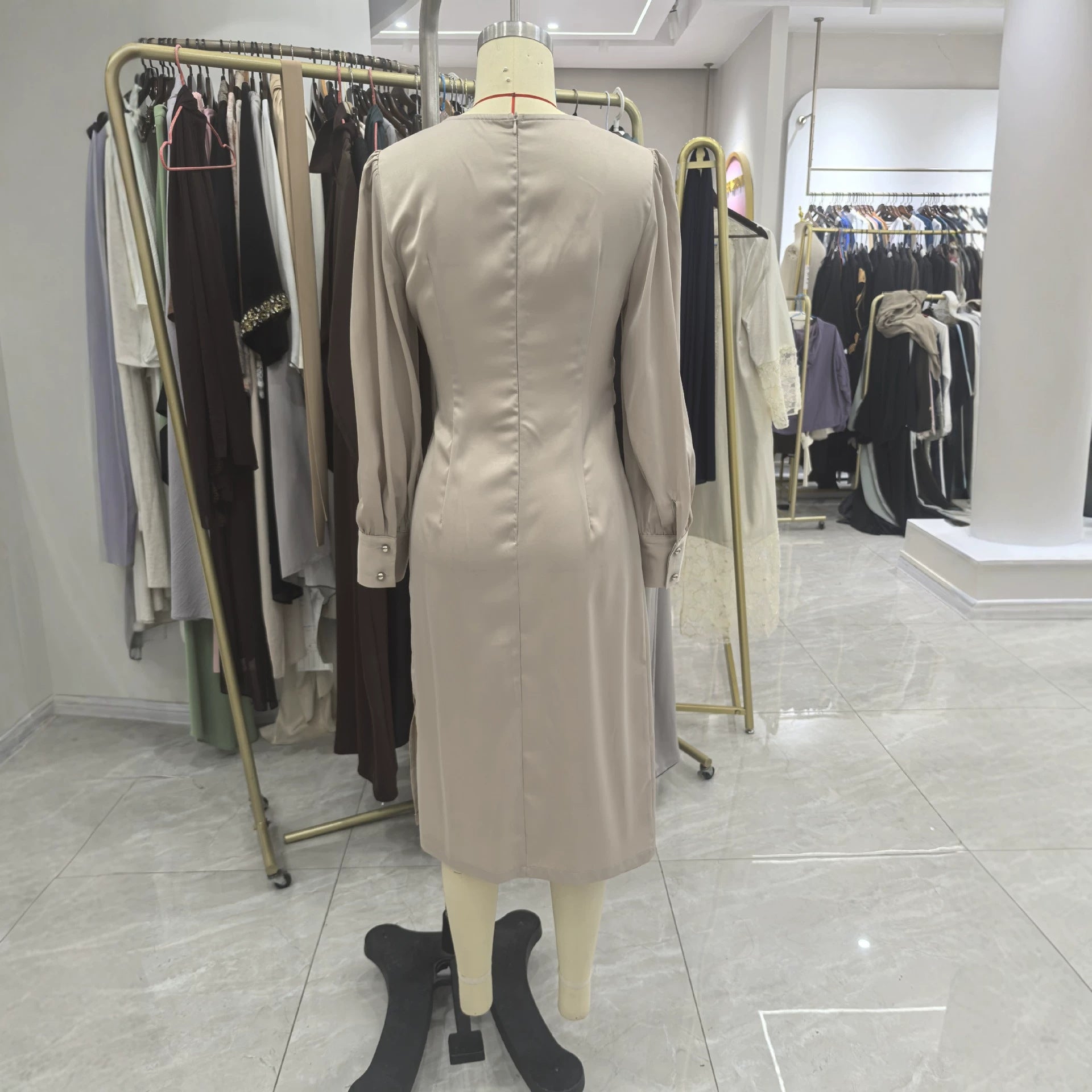 Elegantes Satin-Kleid mit Puffärmeln