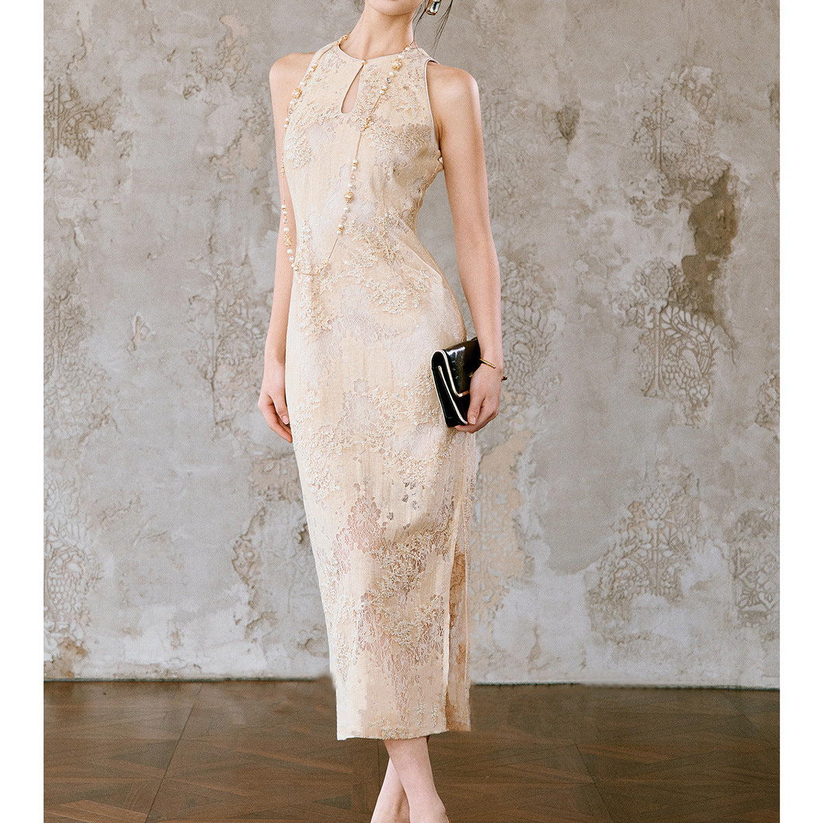 Besticktes ärmelloses Kleid mit Spitze
