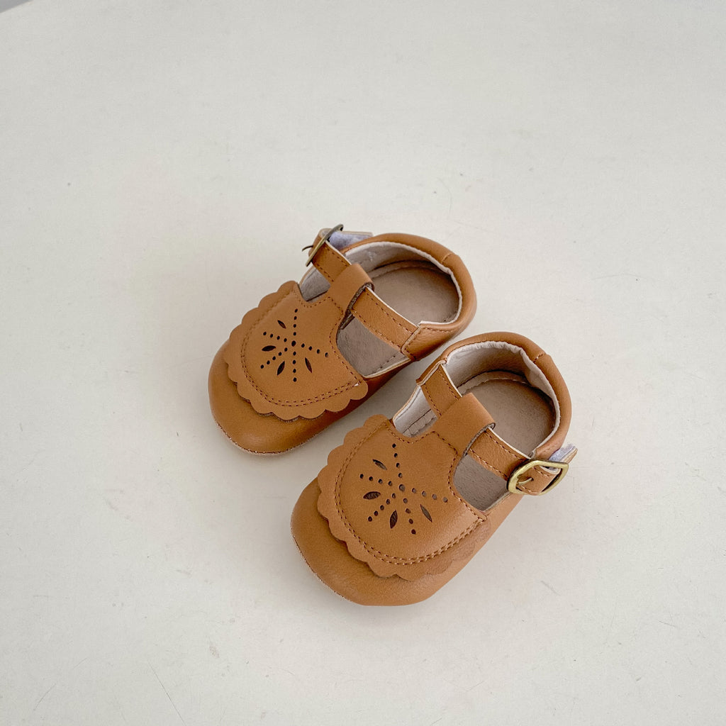 Weiche, rutschfeste Kinderschuhe mit Lochmuster