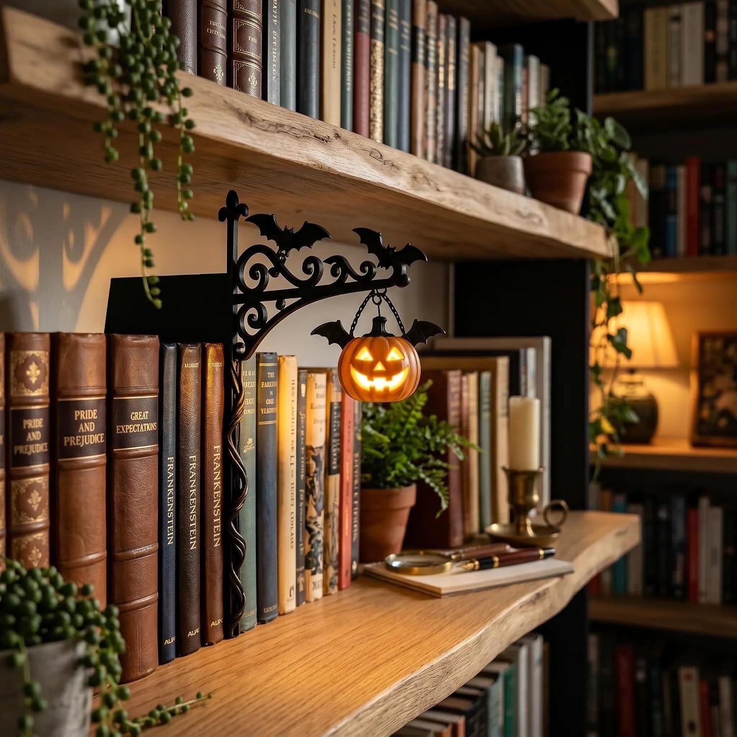 Minimalistische Laterne im Bücherregal-Design