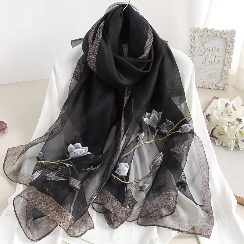 Seidenschal mit Wollanteil und Stickerei | LuxeStyle