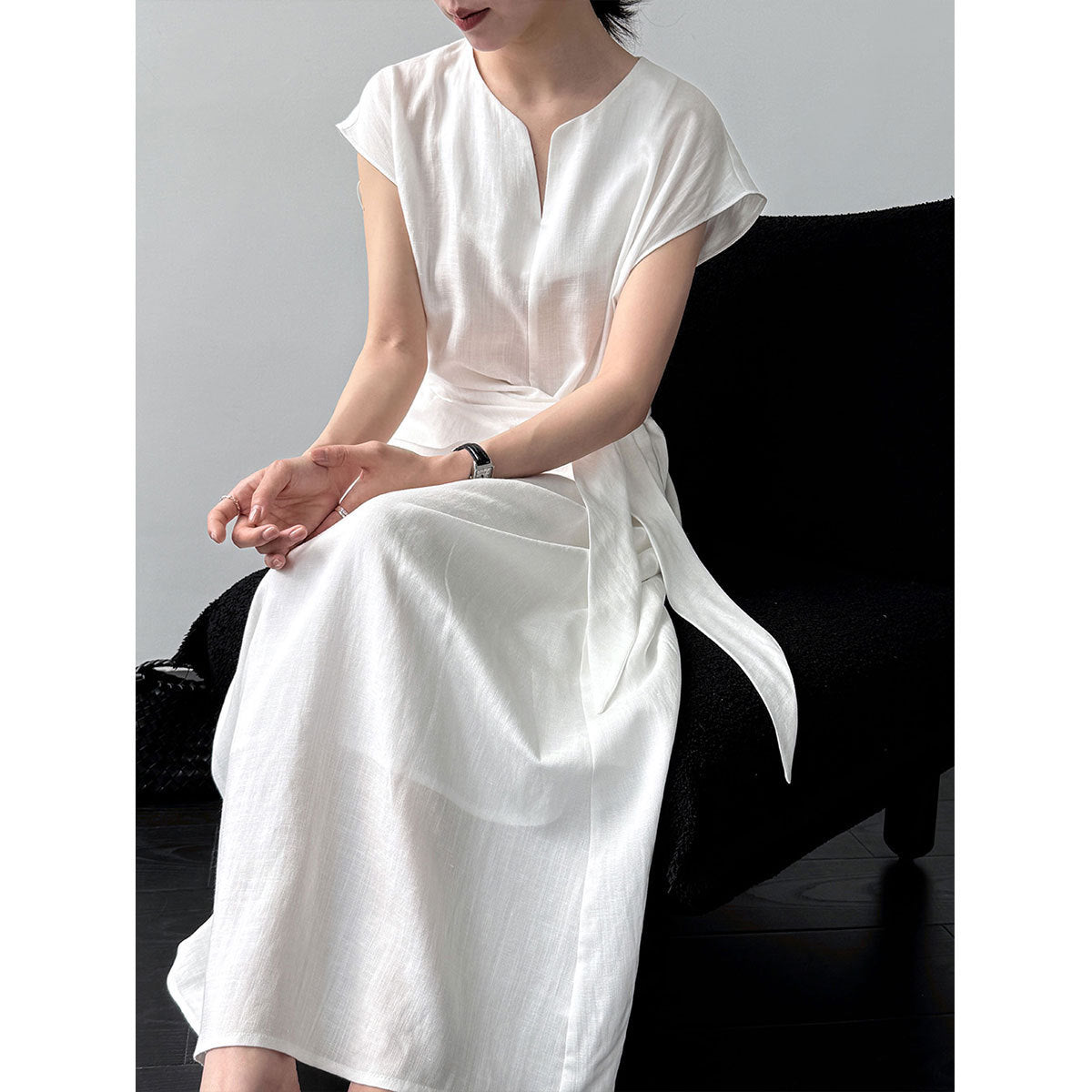 Leinenkleid mit Schnürung und V-Ausschnitt
